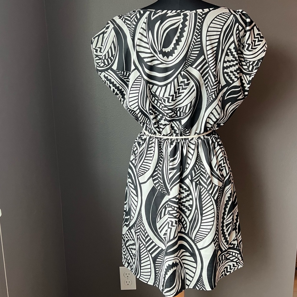 Forever 21 black/white dress - Picture 2 of 5